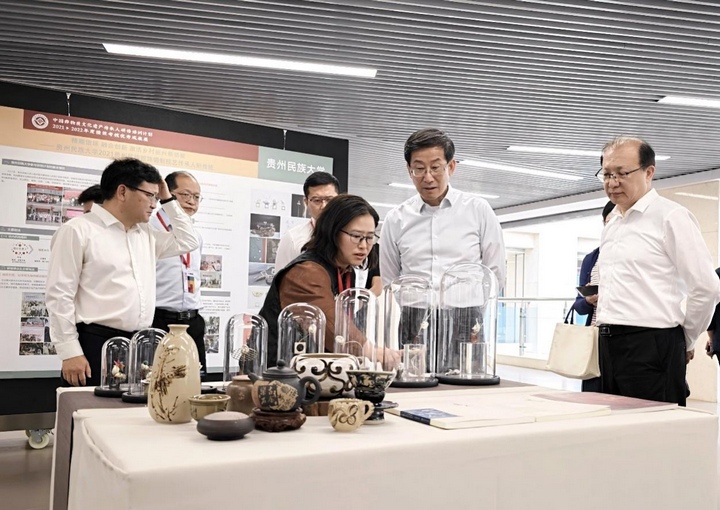 美术学院陈梅教授向文化和旅游部党组成员、副部长饶权,非遗司司长王晨阳介绍研培成果。