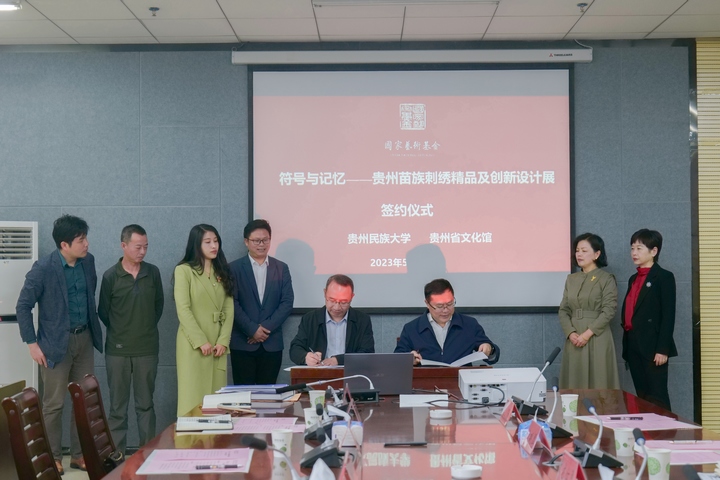启动仪式现场正式签约。